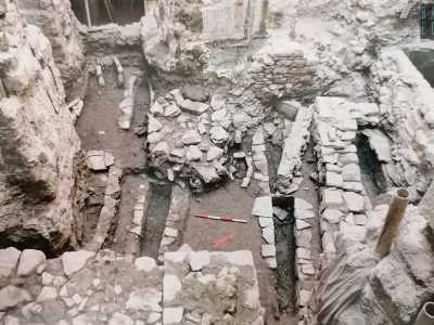 Anche sotto il vicino ex convento di Santa Teresa dei Maschi (ora sede della Biblioteca De Gemmis) sono presenti le strutture murarie di tre differenti edifici di culto sovrapposti, ad iniziare dal VI secolo